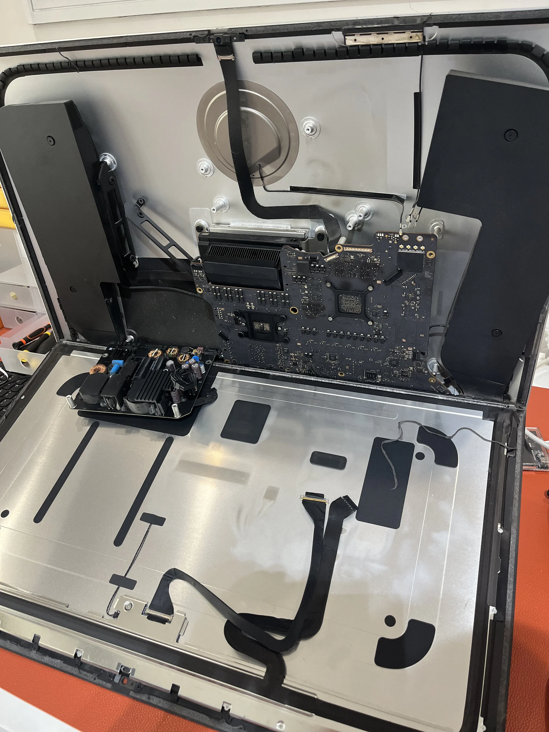 iMac 拆机后的内部结构检查