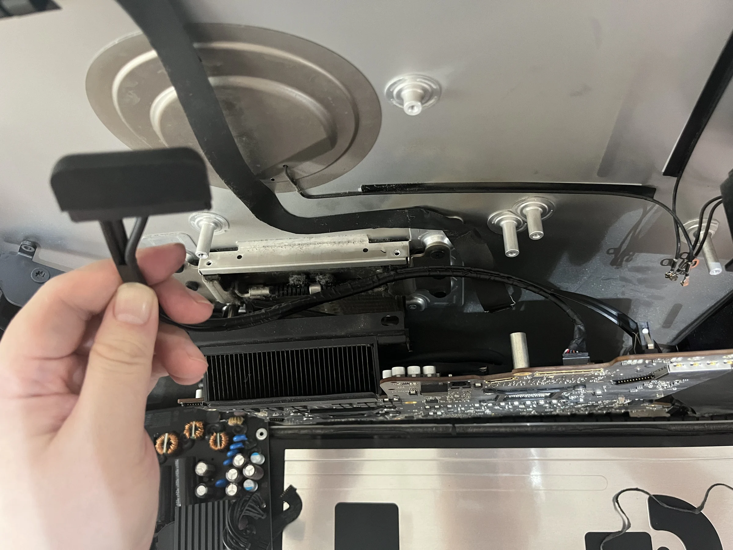 iMac 硬盘接口和线缆检查