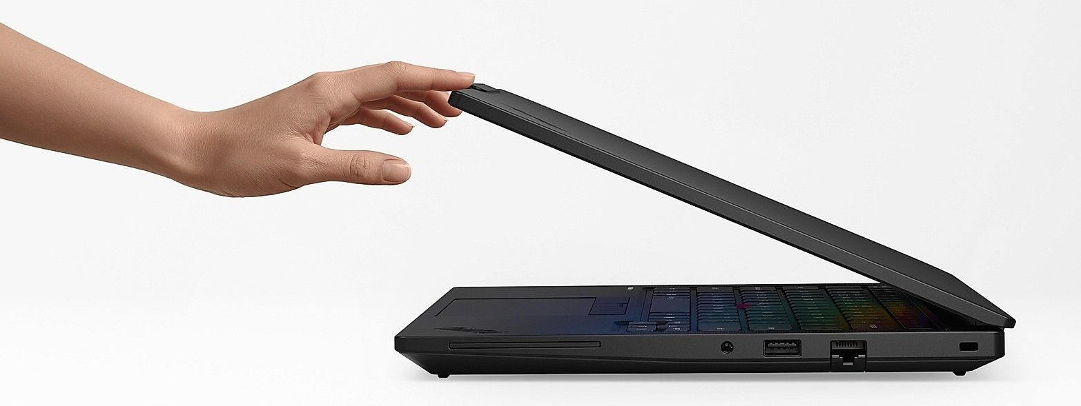 ThinkPad T14 的侧面（用手打开它）