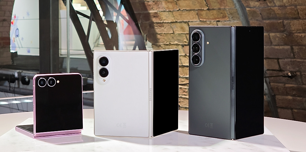 (左起)Galaxy Z Flip8、Galaxy Z Fold8 和 Galaxy Z Fold8 Ultra