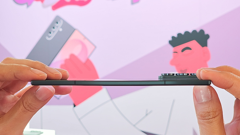 Galaxy Z Fold8 Ultra 展开后的外形非常薄。