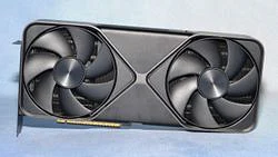 Nvidia GeForce RTX 5090 Founders Edition 卡照片和拆箱