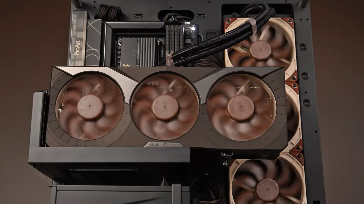 华硕 RTX 5080 Noctua 版