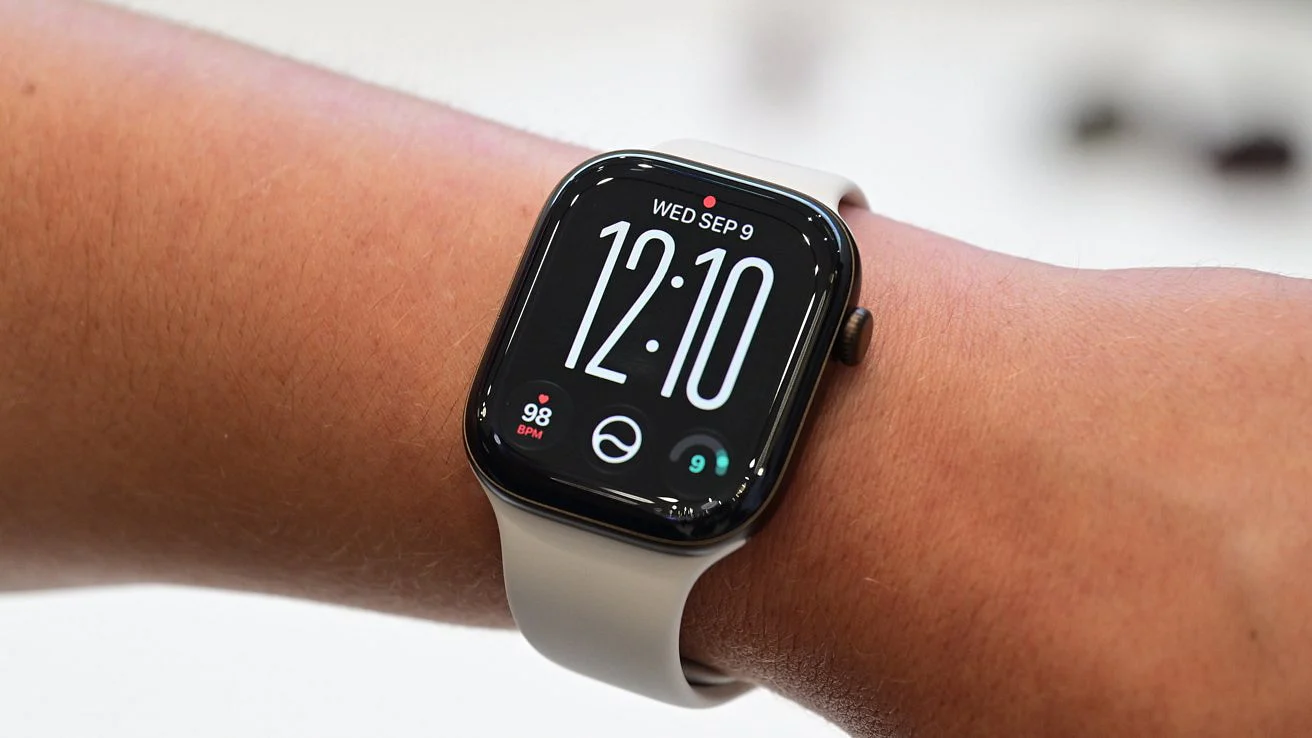 Apple Watch Series 12 的边框稍大,数字表冠突出