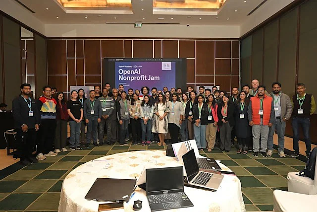 参与者在 OpenAI 非营利组织交流会上合影。