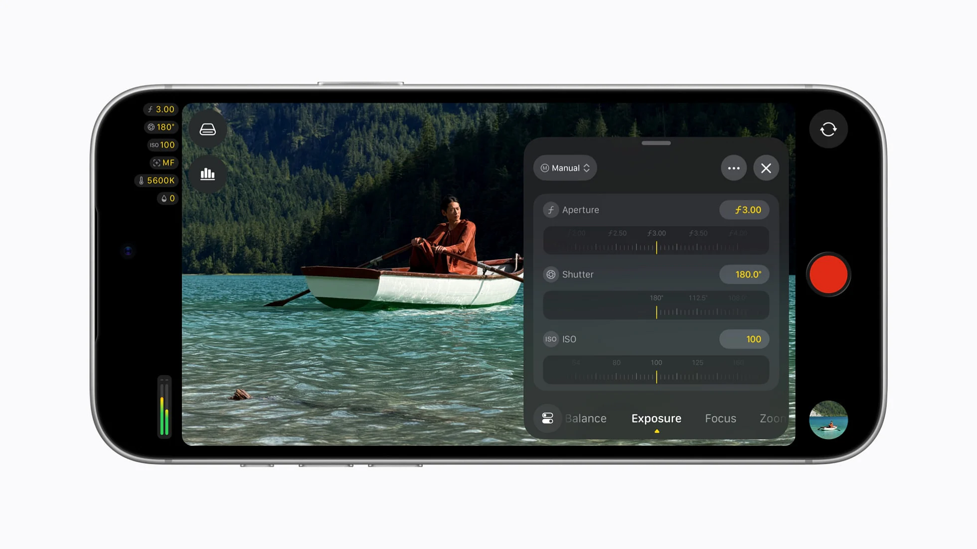 iPhone 18 Pro 显示 Final Cut Camera 屏幕，其中包含光圈、快门和 ISO 的设置。