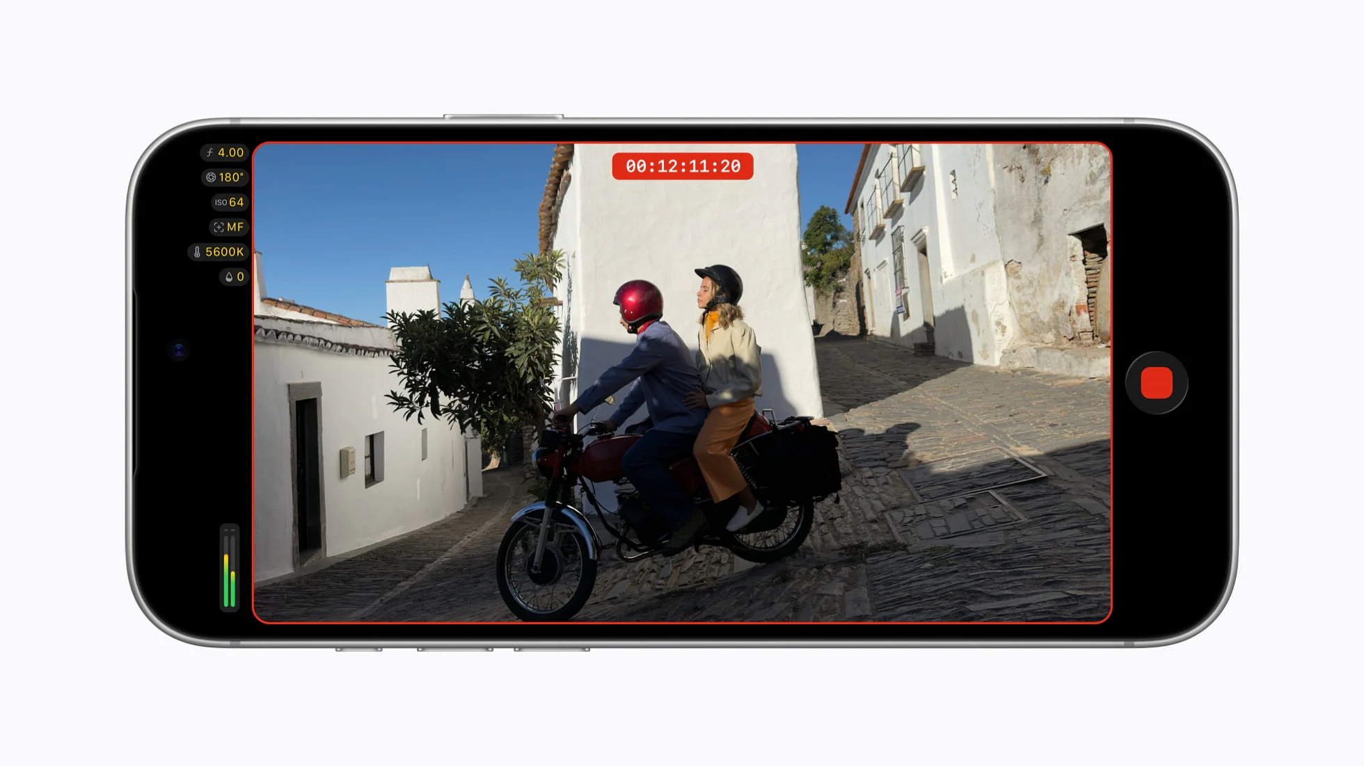 iPhone 18 Pro 显示 Final Cut Camera 屏幕，其中正在进行录制和新的提示灯。