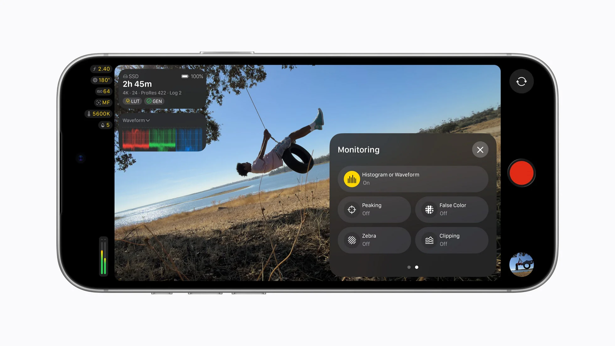 iPhone 18 Pro 显示了 Final Cut Camera 屏幕，拍摄对象骑在轮胎秋千上，并显示了视频示波器，包括 RGB 分量波形和直方图。