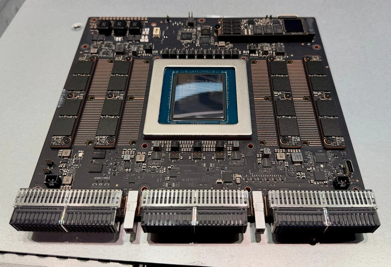 OCP 2026 上用于 CMX 的 NVIDIA BlueField-4 STX 服务器 1 大型