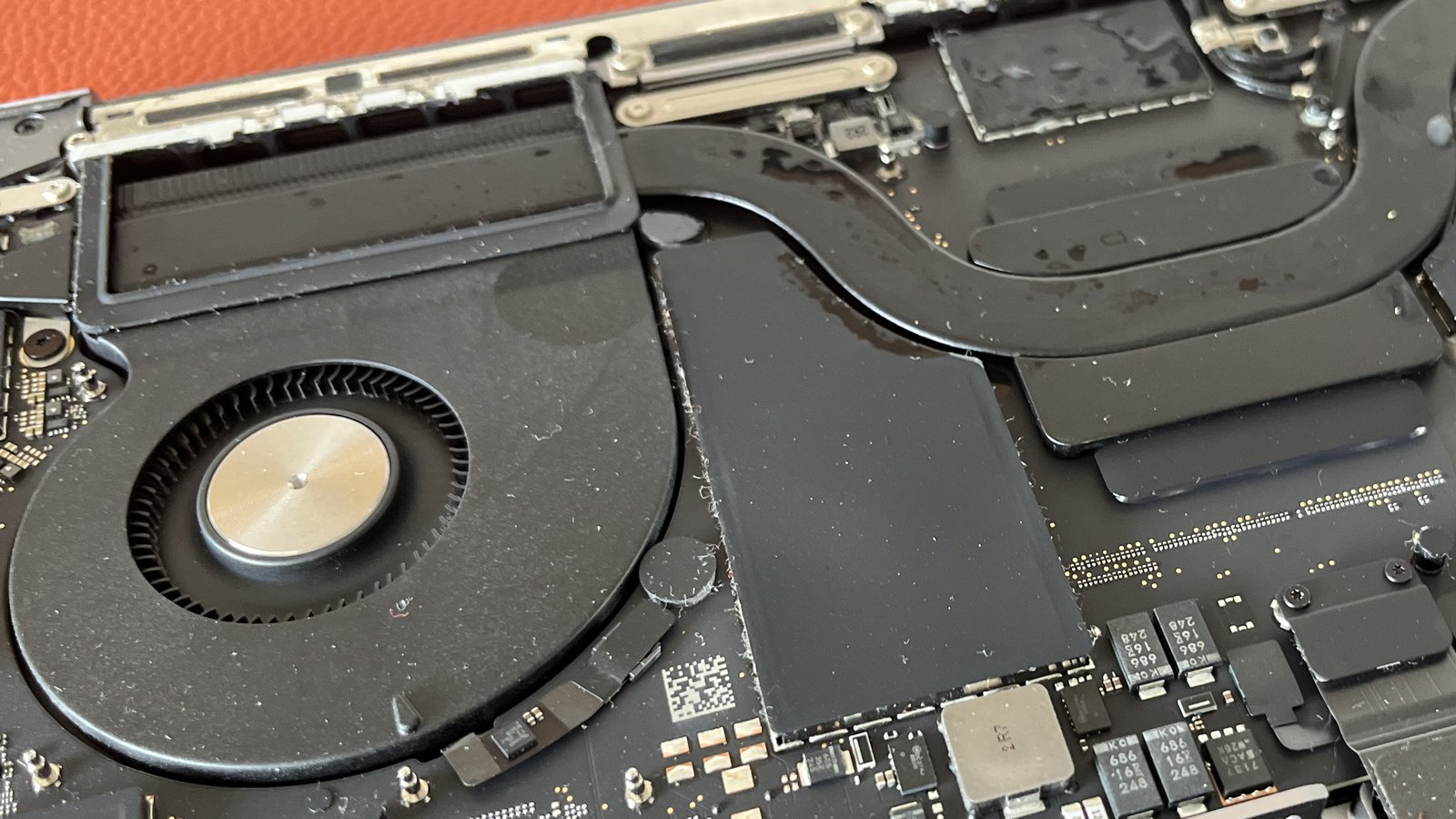 客户送修案例:MacBook 进奶茶后闪屏、合盖自动重启