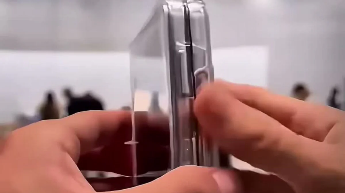 网传折叠设备的铰链与侧面结构