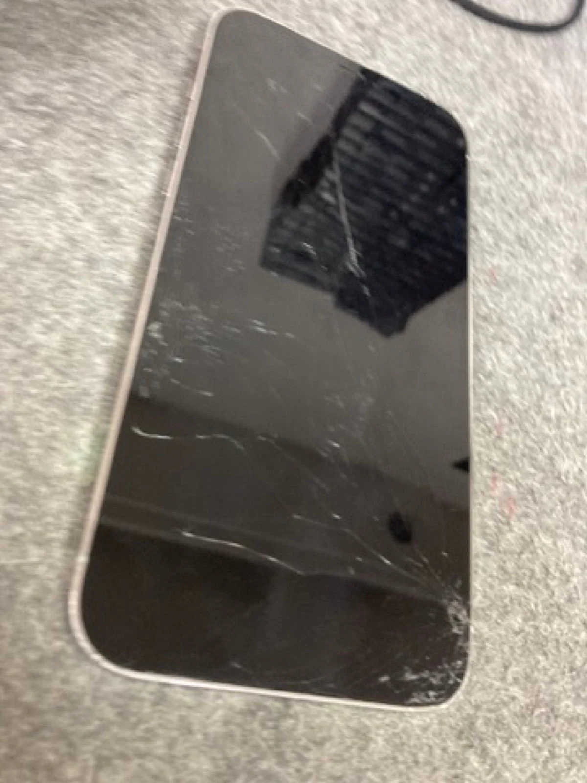 iPhone 前后玻璃同时破裂的拆检评估案例