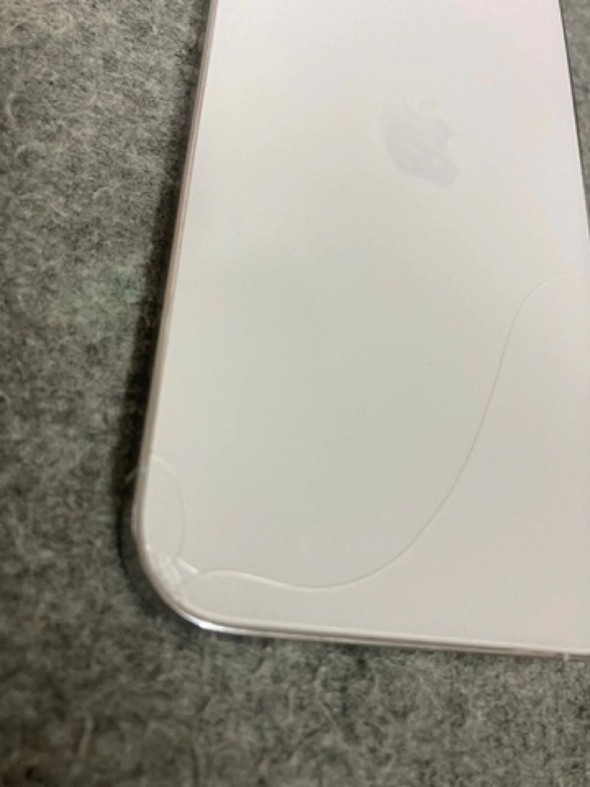 iPhone 背部玻璃边角裂纹特写