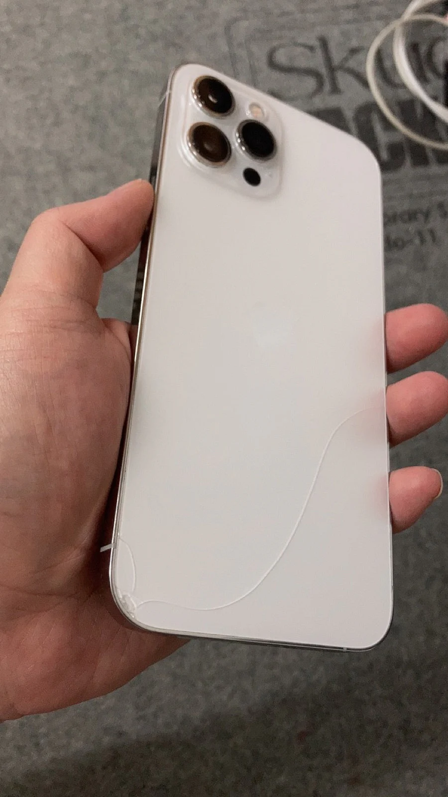 iPhone 背部玻璃破裂全景