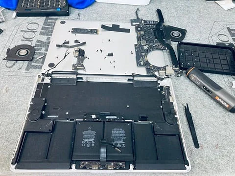 MacBook Pro 主板与双风扇拆检布局