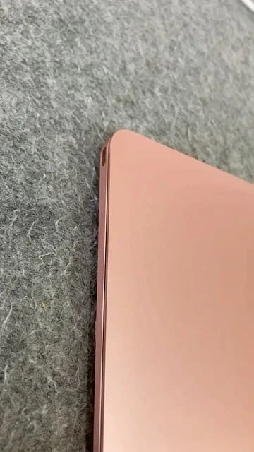 玫瑰金 MacBook 机身边角检查