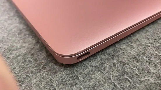 玫瑰金 MacBook USB-C 接口与边角
