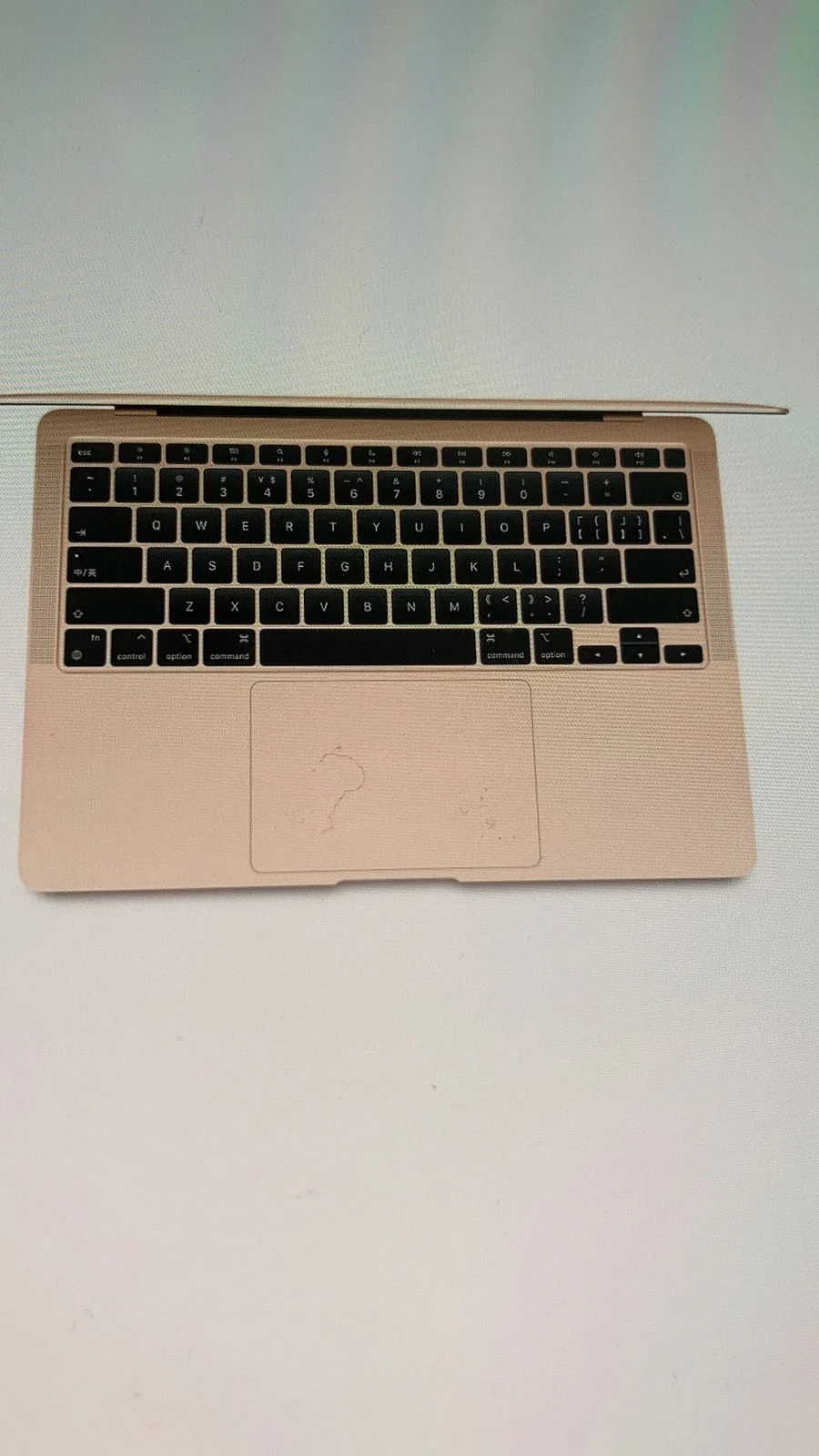 玫瑰金 MacBook 掌托与键盘使用痕迹