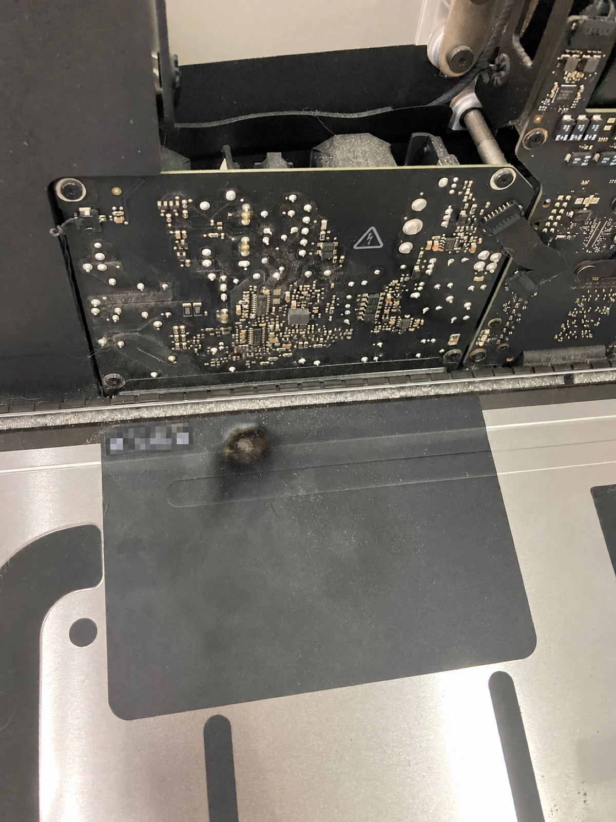 iMac 主板连接区域与局部烧蚀痕迹