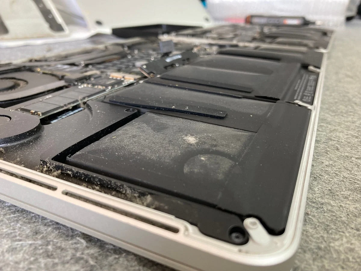 MacBook Pro 电池与边缘积尘细节