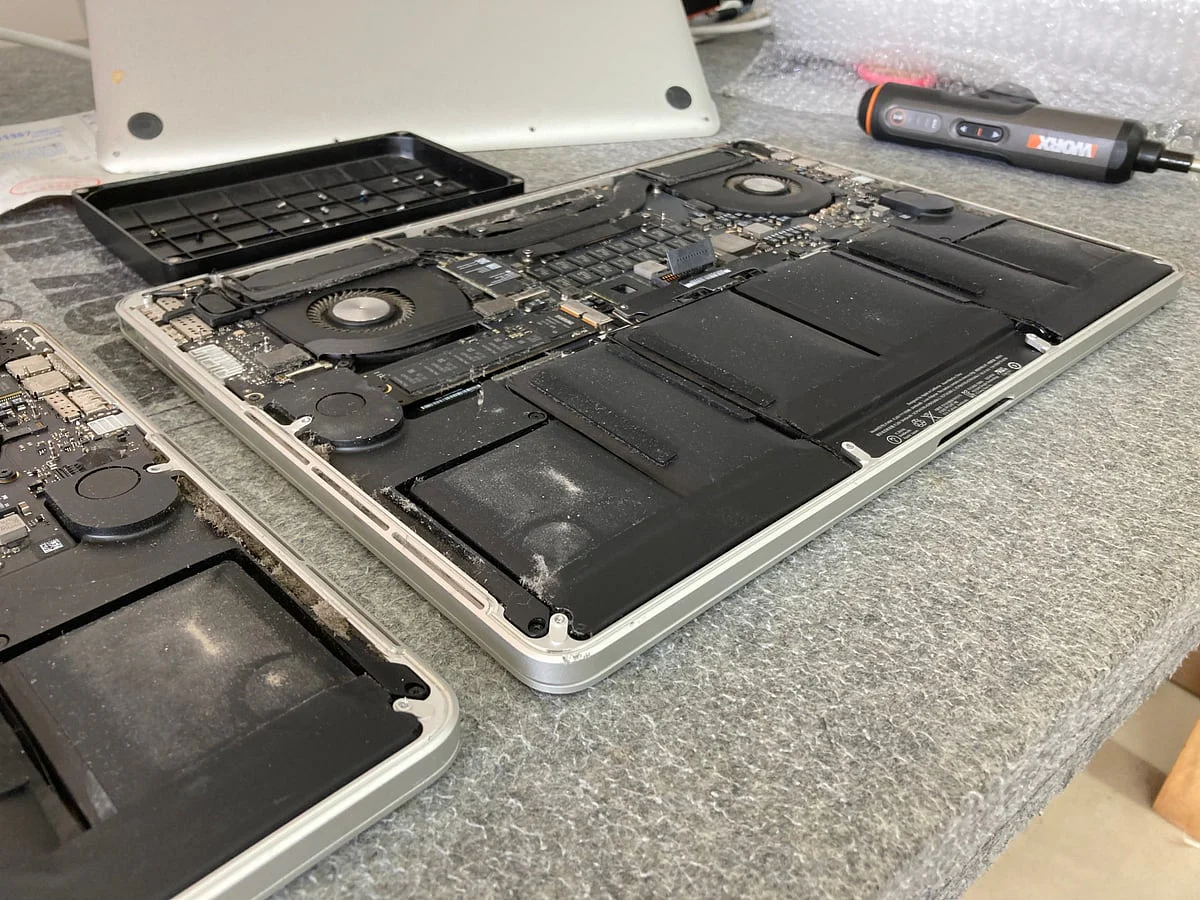 MacBook Pro 内部积尘拆检:电池、风扇与主板区域检查记录