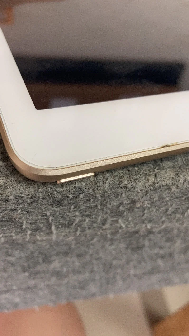 iPad 屏幕与边框之间的不均匀缝隙