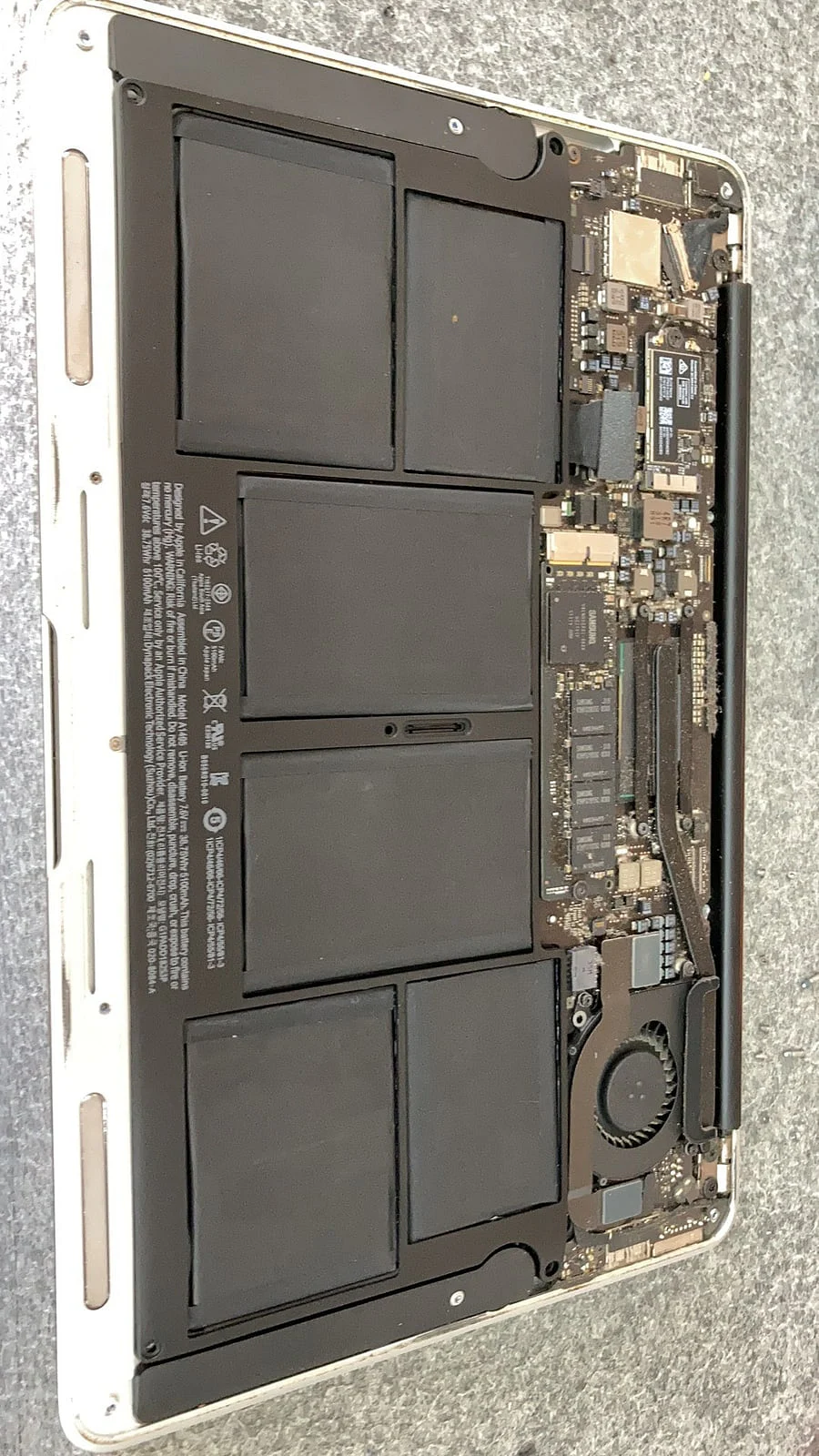 MacBook Air 拆下底盖:电池、风扇与主板检查记录