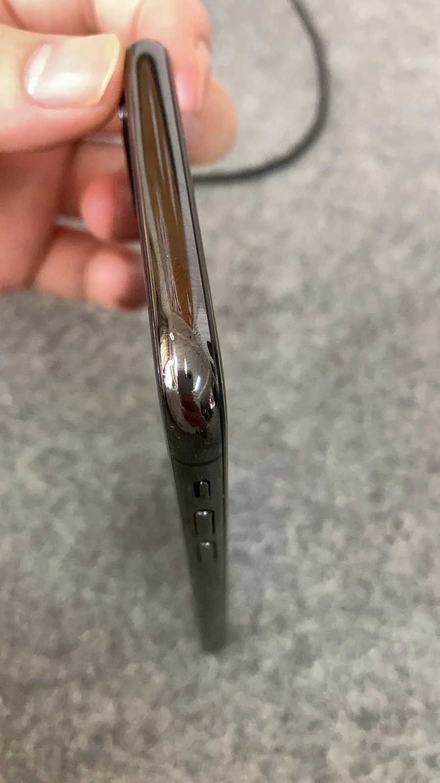 iPhone X 侧边框局部磕碰与变形痕迹