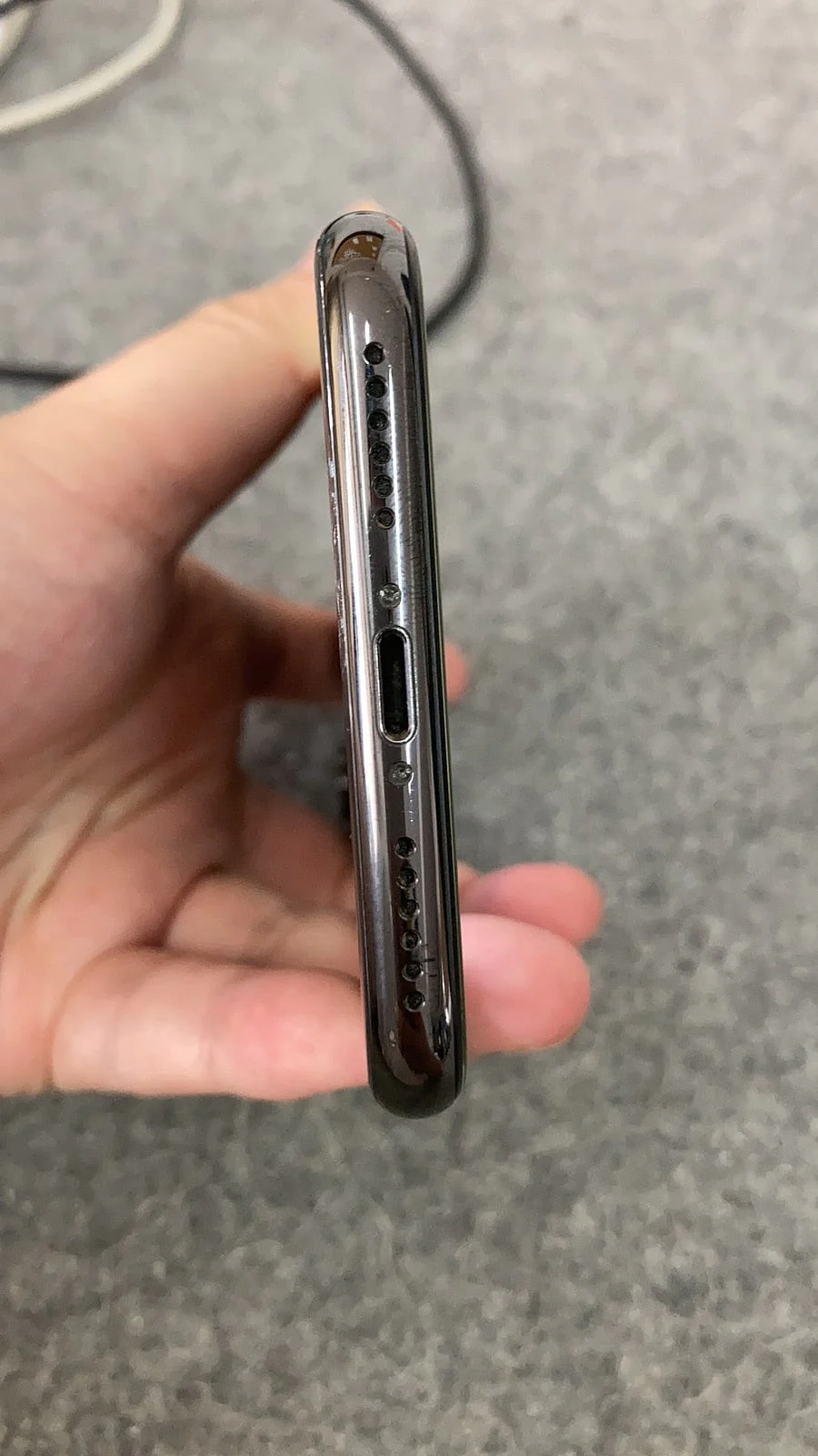 iPhone X 底部充电接口、扬声器孔与边框状态