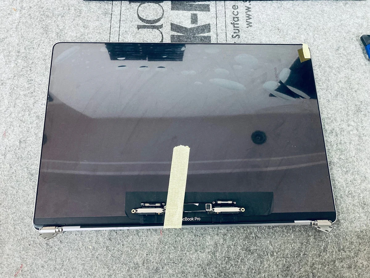 MacBook Pro 显示屏转轴与排线连接区域