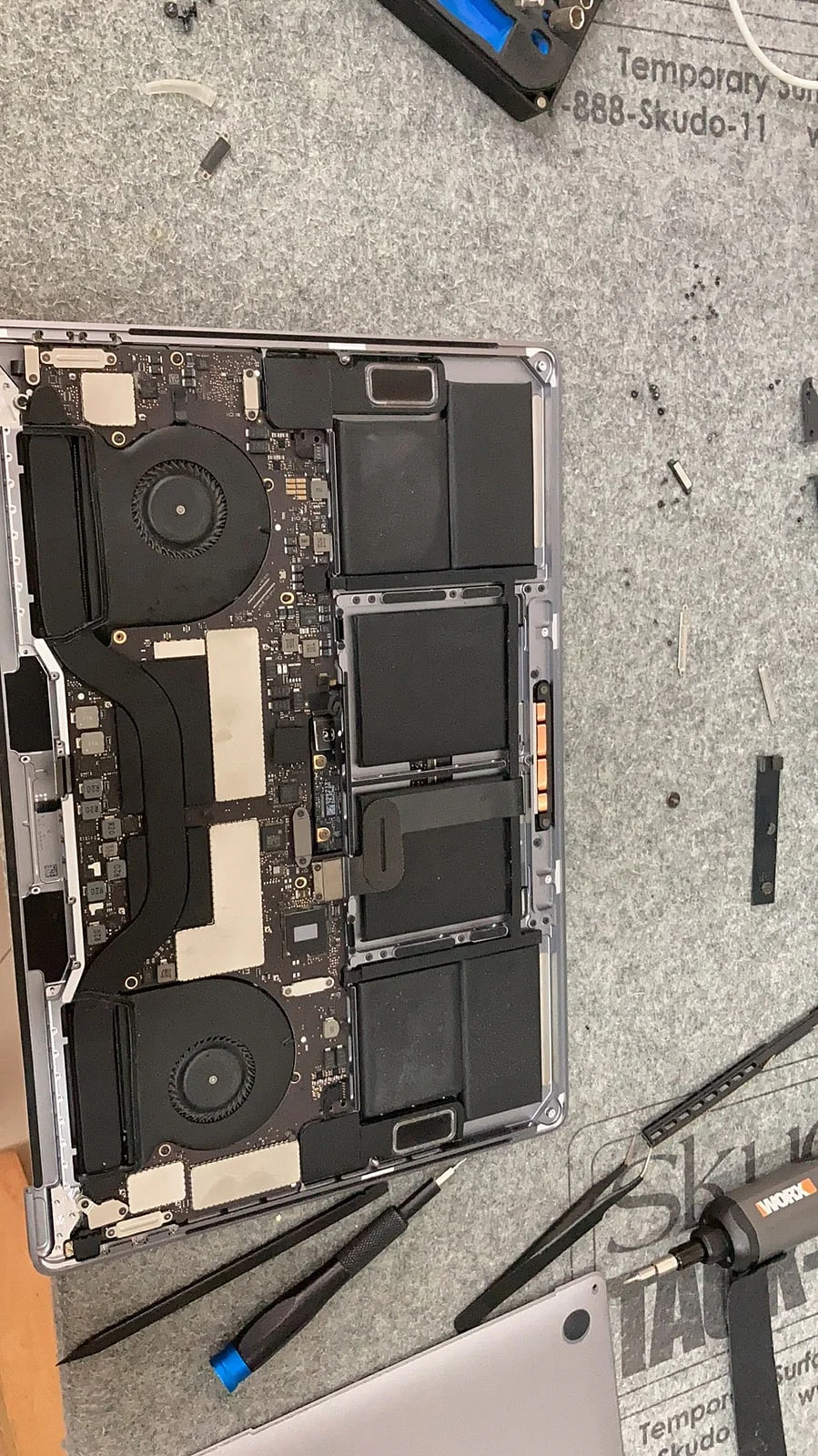MacBook Pro 拆下底盖后的机身内部