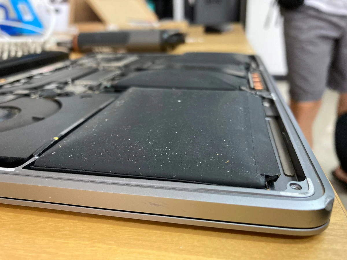 MacBook 电池单元边缘明显抬高