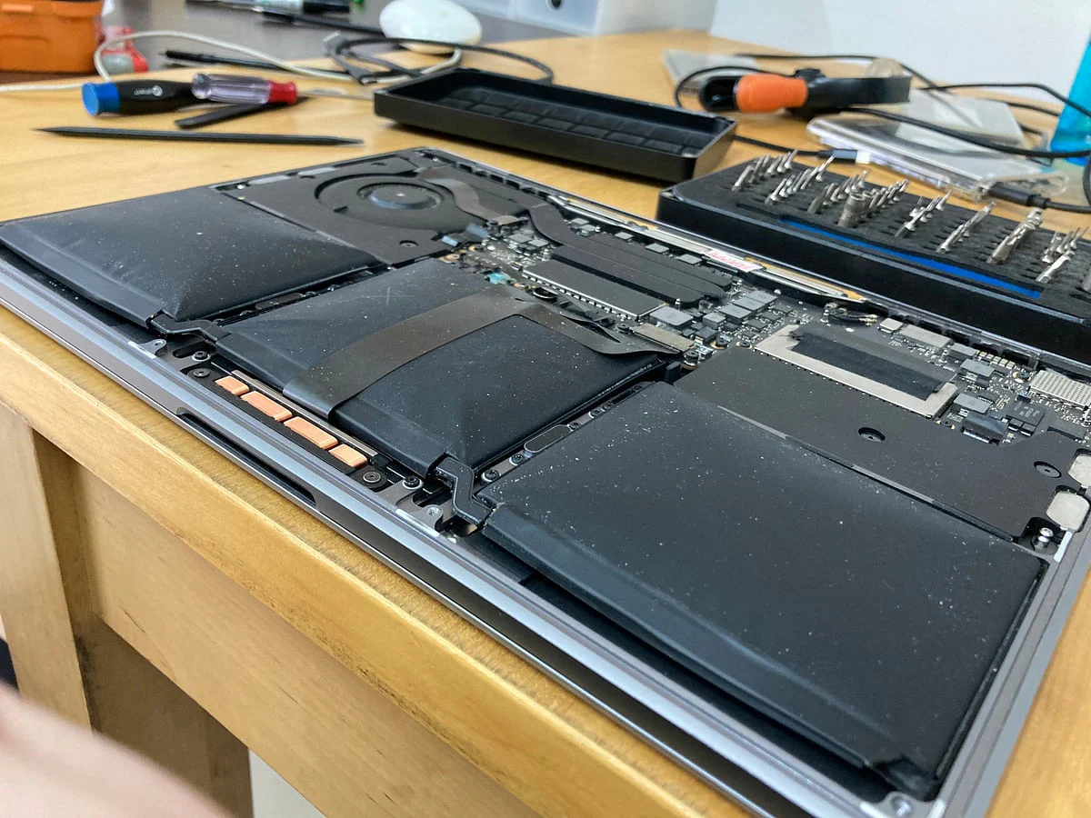 MacBook 拆下底盖后的电池与内部结构