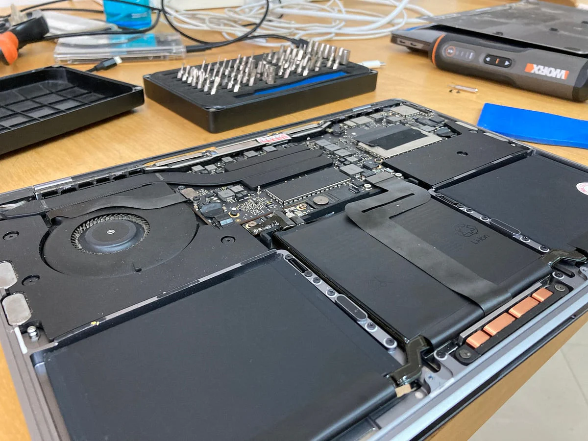 MacBook 拆机后电池单元明显鼓起:内部状态检查记录