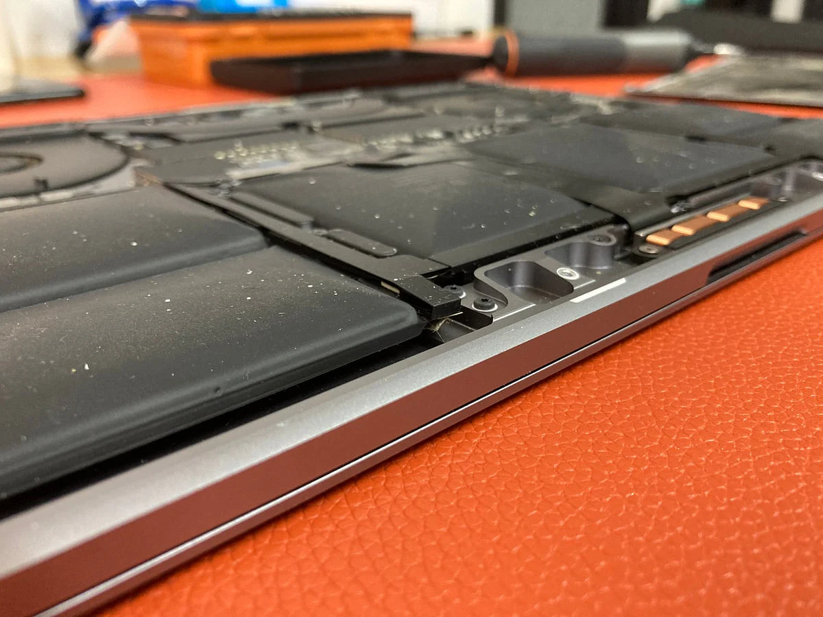 MacBook 电池单元鼓起后拆离:电池仓状态检查记录