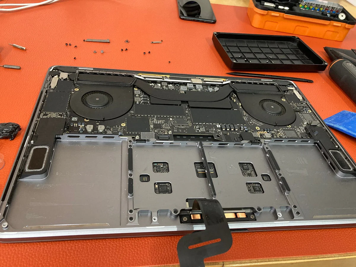 MacBook 电池组件移出后的电池仓和内部结构