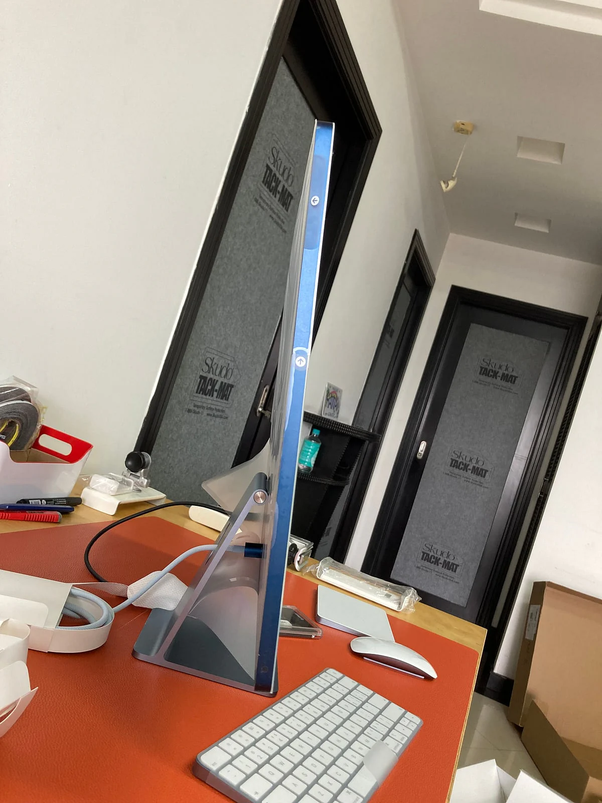 24 英寸 iMac 与键鼠配件摆位检查