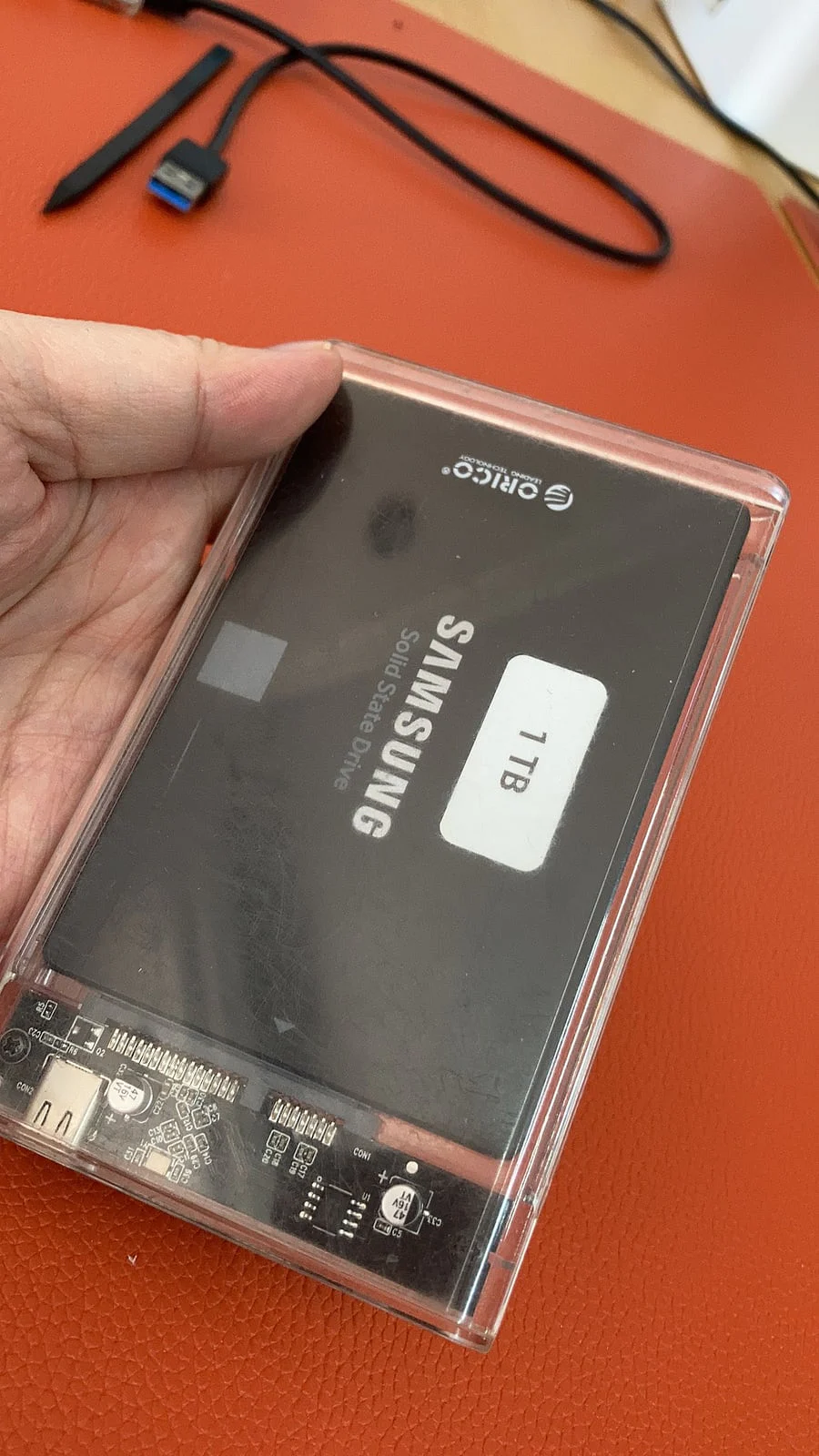 装入透明硬盘盒的 1 TB Samsung 固态硬盘