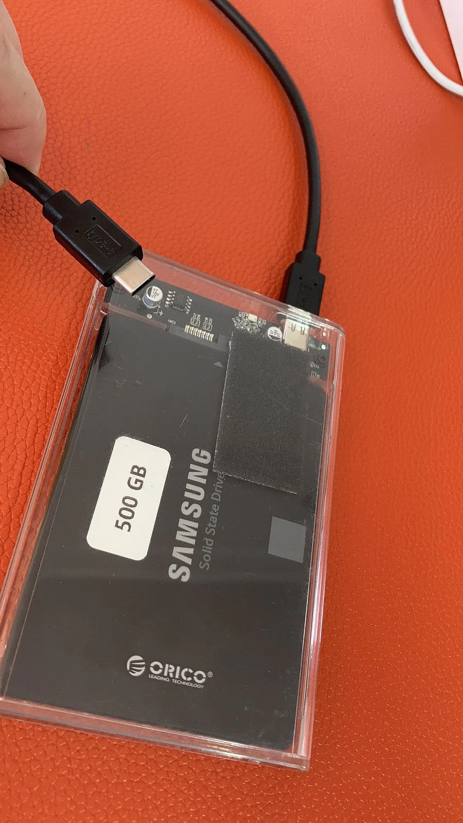 500 GB Samsung 固态硬盘接入 USB-C 线缆