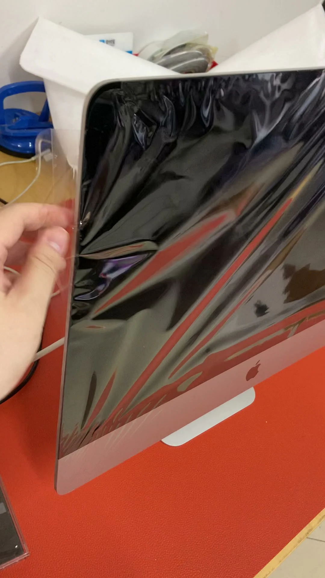 iMac 屏幕表面保护材料正在移除