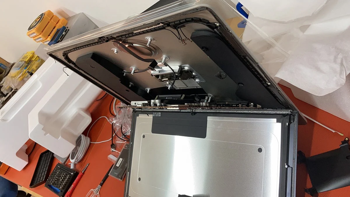 iMac 侧面角度观察拆开的屏幕与内部结构