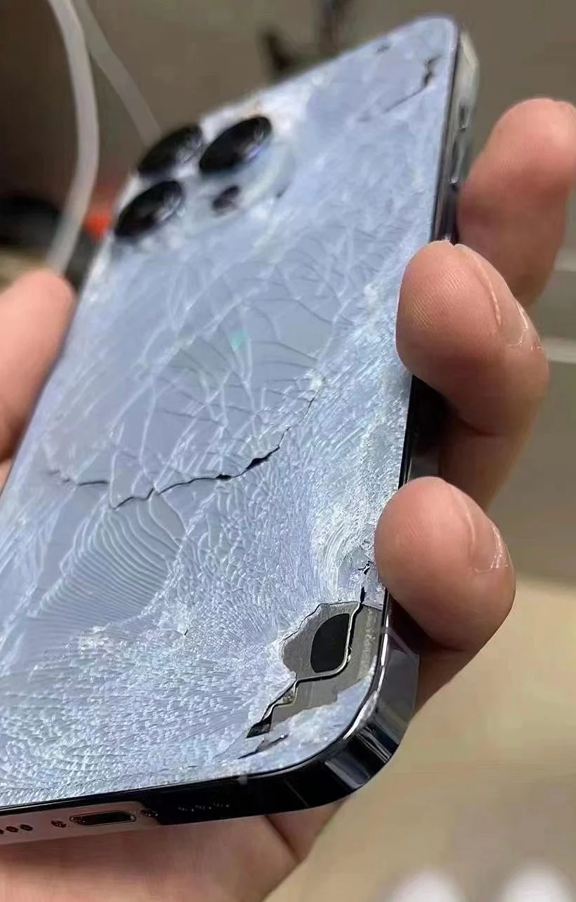 iPhone 后盖下部边角缺损近照