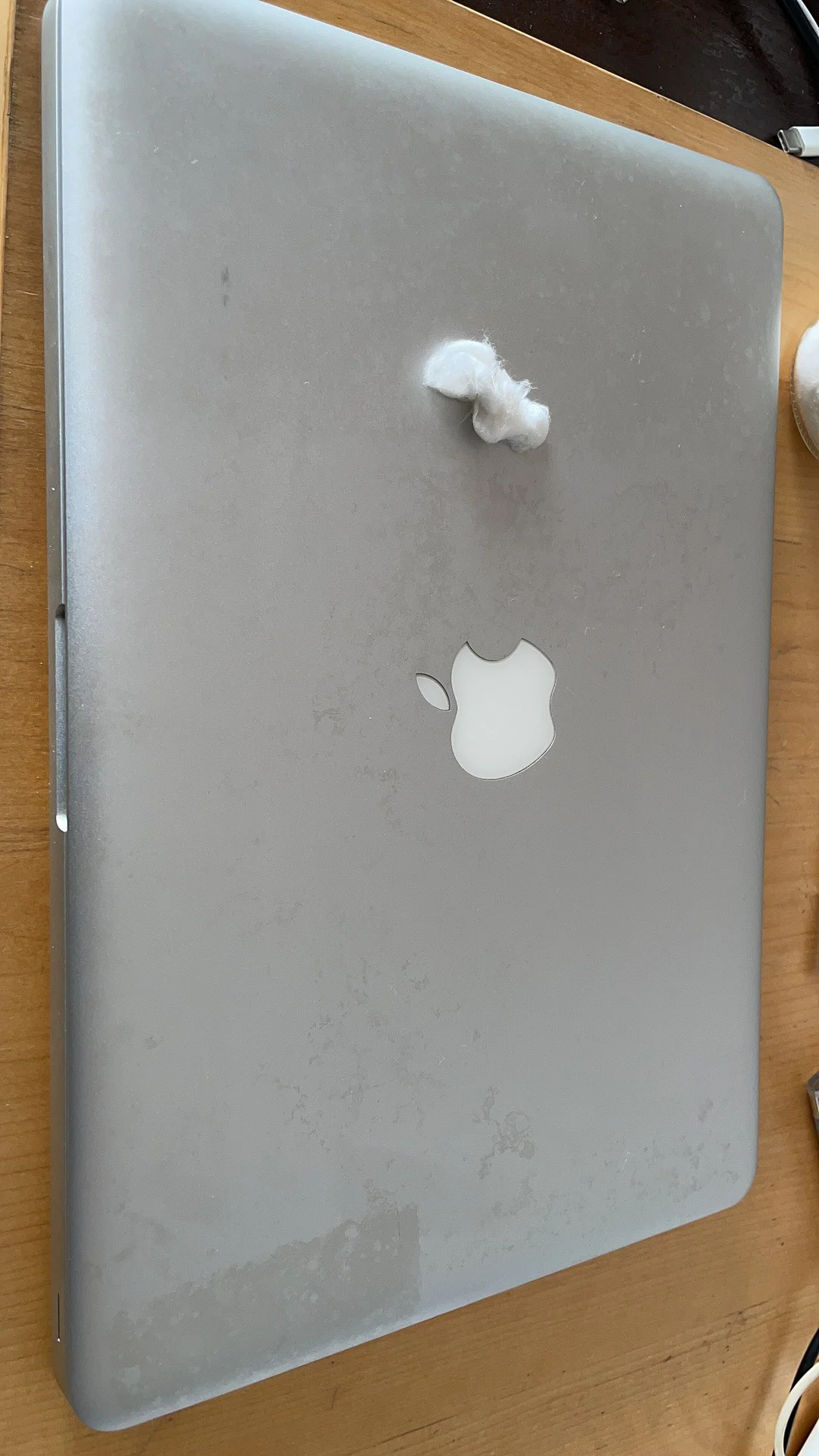 MacBook 上盖表面斑驳痕迹清洁记录