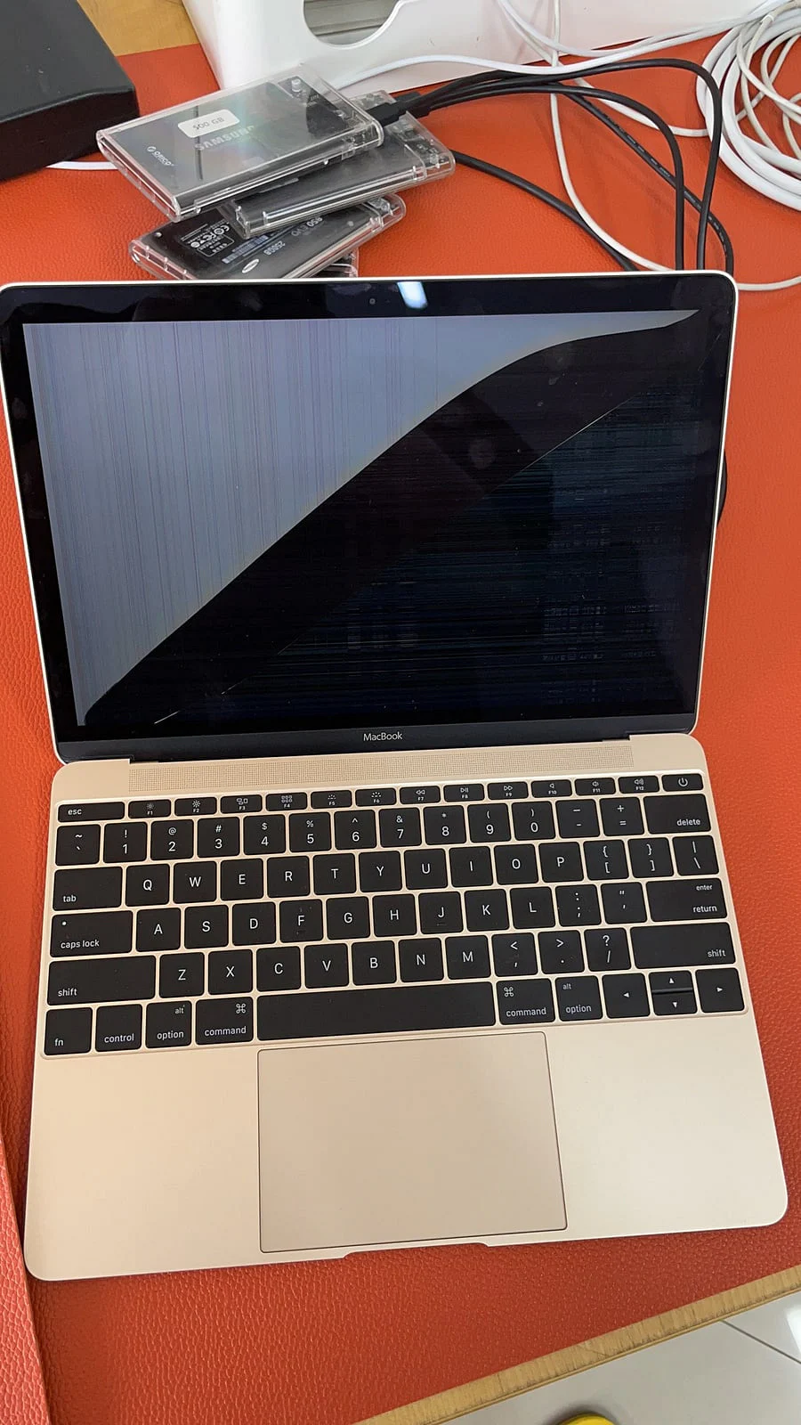 MacBook 屏幕黑区与竖线显示异常检查记录