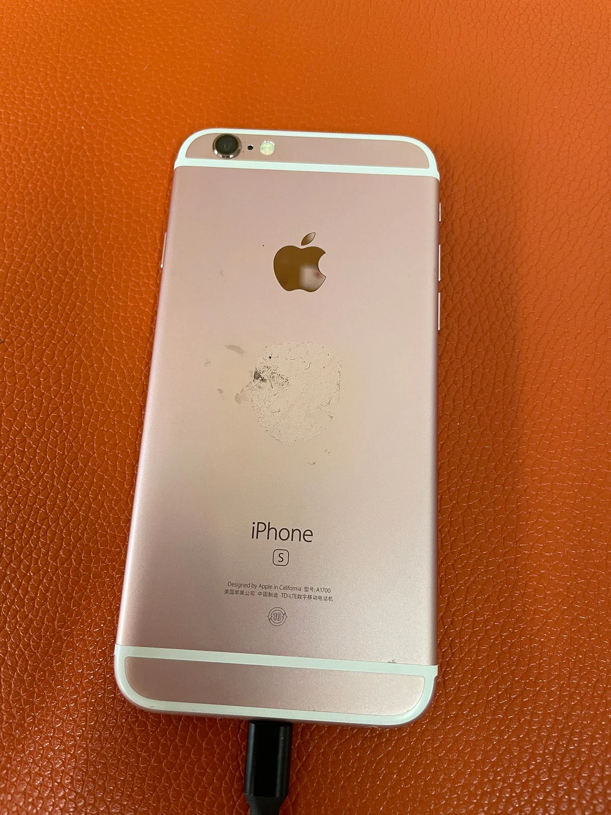 iPhone 6s 银色背壳外观与残留印迹
