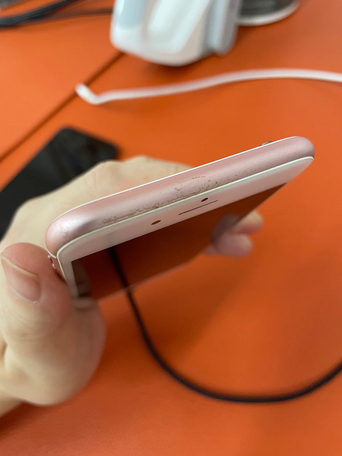 iPhone 6s 顶部边框局部磨损