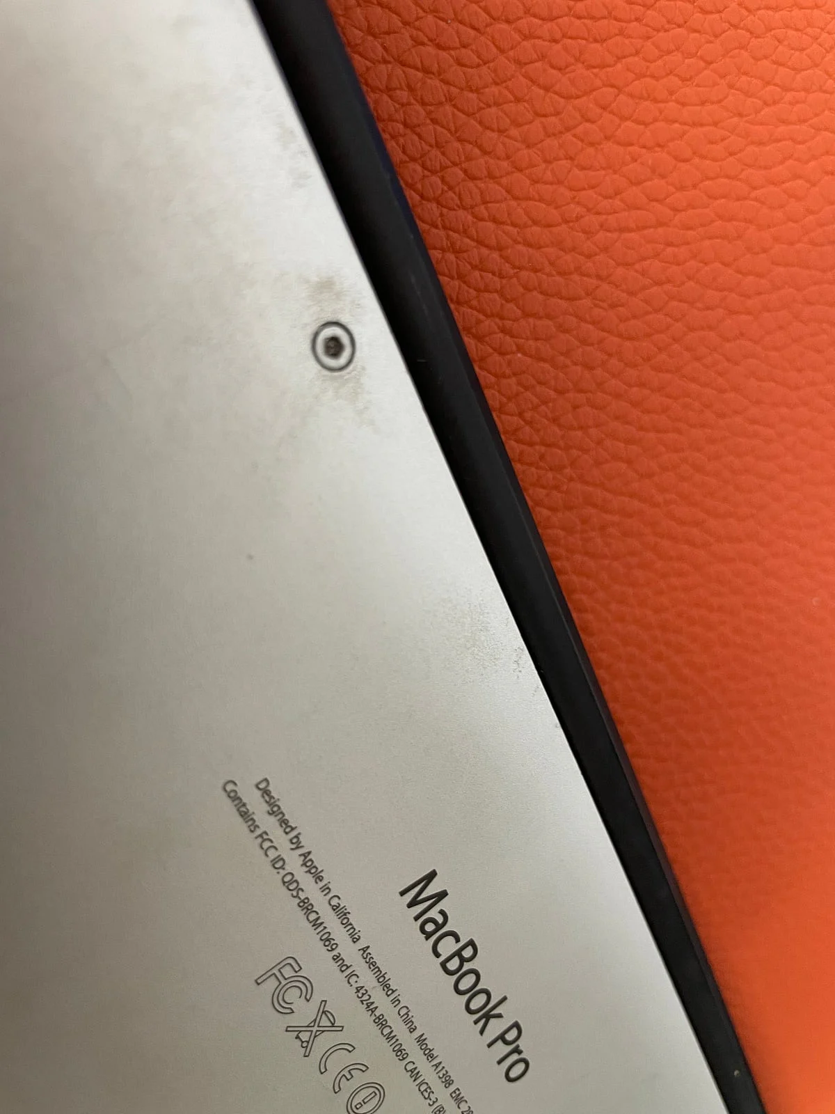 MacBook Pro 底盖螺丝孔周围局部痕迹