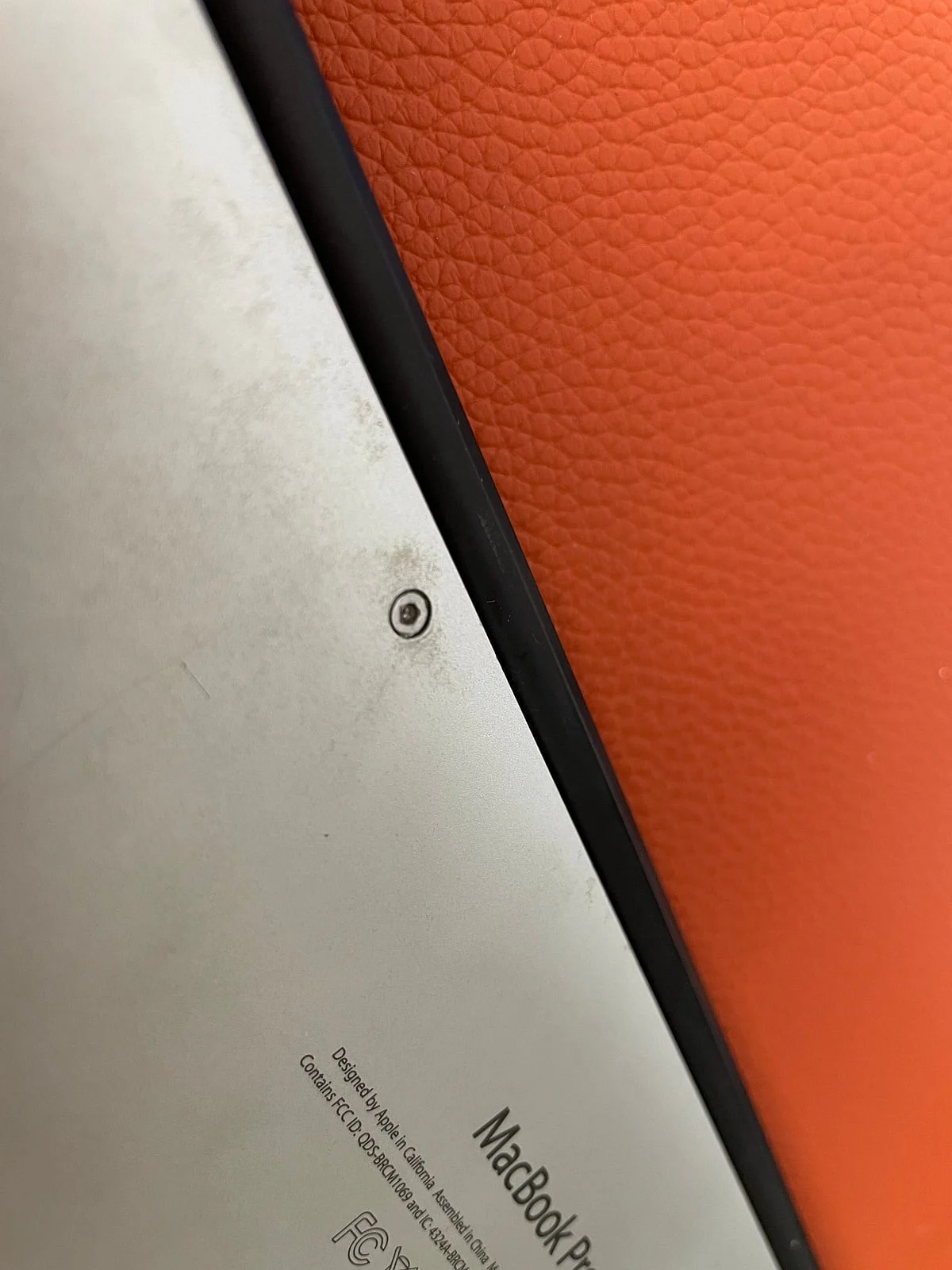 MacBook Pro 底盖螺丝区域近距离检查