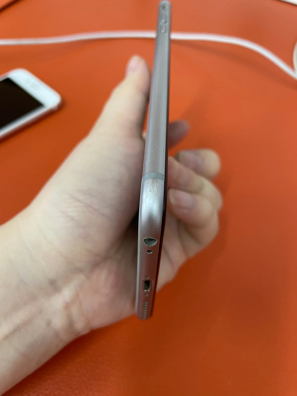 iPhone 耳机接口一侧边角磨损
