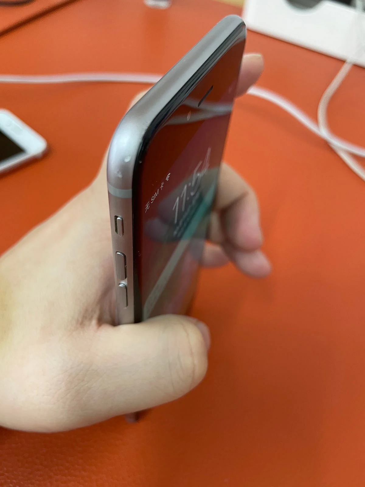 iPhone 音量按键一侧边框检查